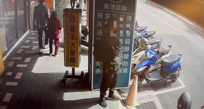 獨家／北投銀樓搶匪影像曝光！一身黑店外伺機行動　檢警全力緝捕中