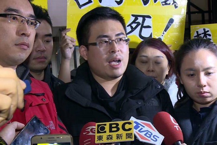 王炳忠遭搜索約談18小時獲請回 批政治迫害