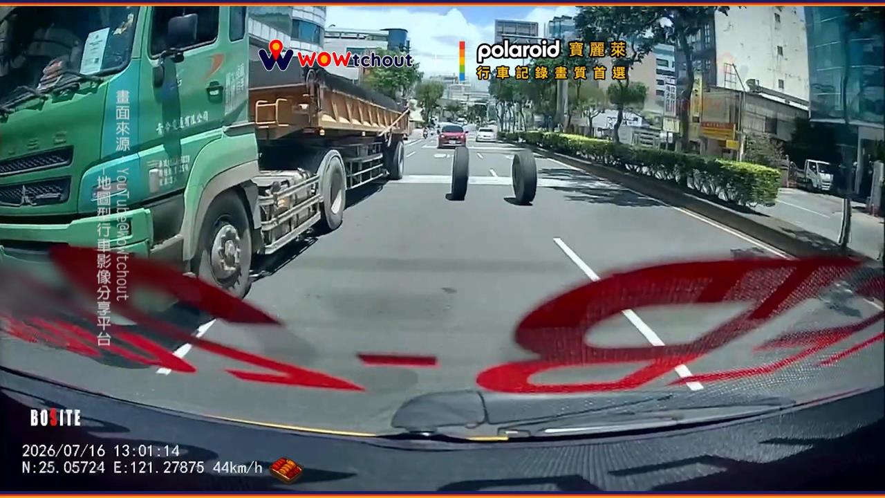 拍特技片？砂石車「雙輪」脫落活蹦亂跳　撞上計程車與工廠鐵門