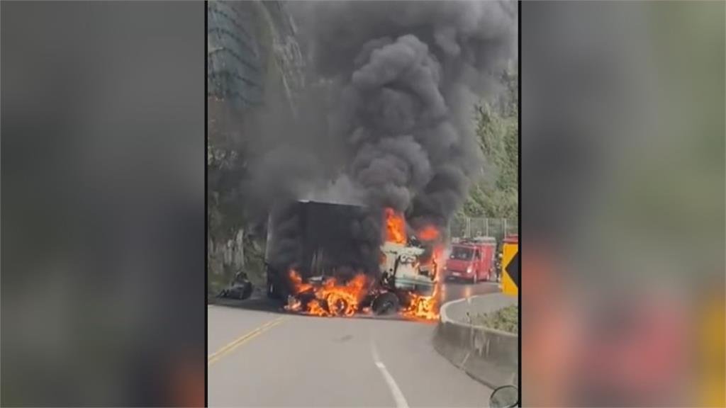 貨櫃車疑打滑撞山壁　油箱破裂起火燃燒