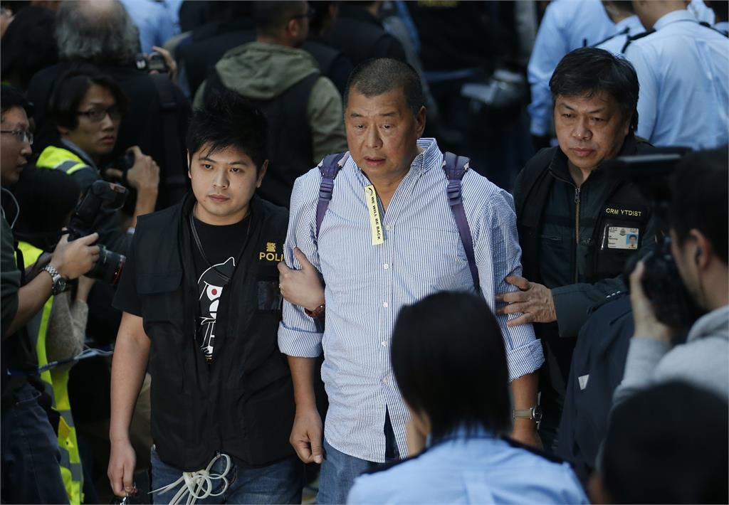 黎智英涉「香港國安法」案開庭！大批港人旁聽支持：想給他隔空的擁抱