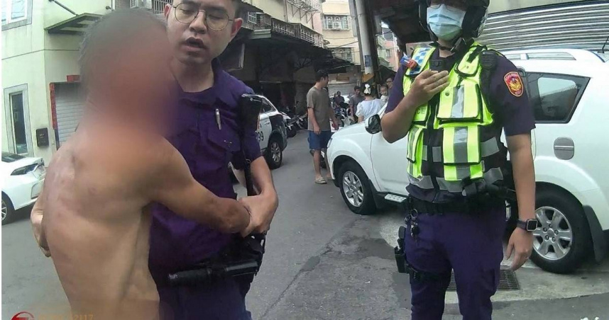 鶯歌裸男持刀街頭叫囂　酒後失序遭警強送