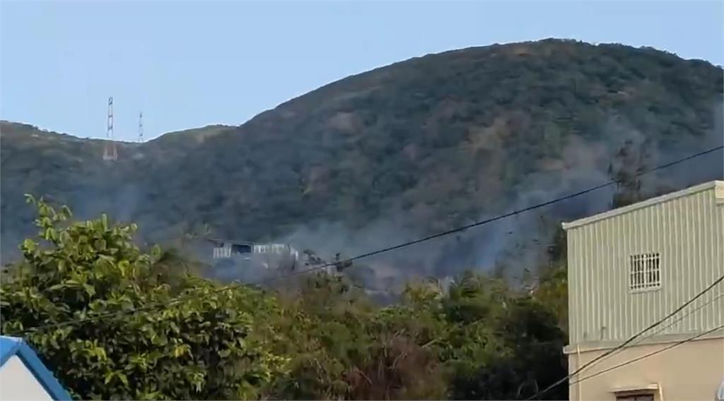 快新聞／屏東恆春第三公墓起火！延燒近三軍聯訓基地司令台　畫面曝光