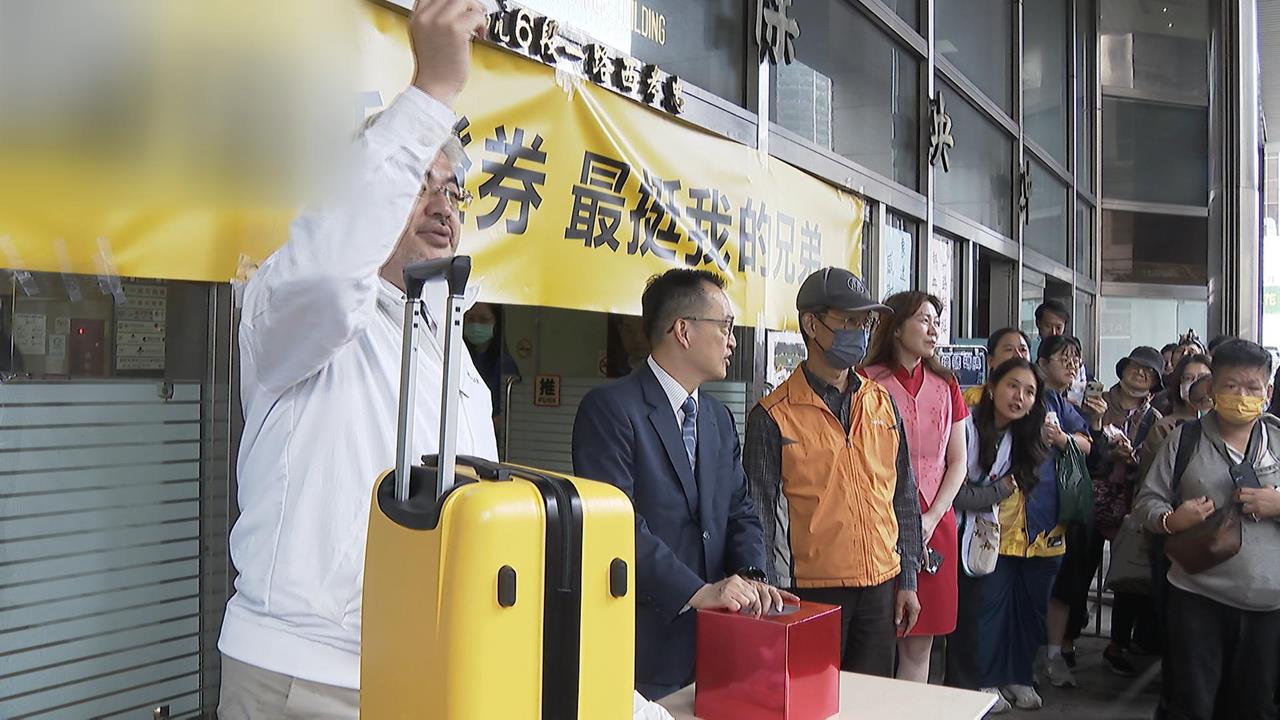 挺中信兄弟!券商送免費雞排 加碼抽行李箱邀象迷一起應援