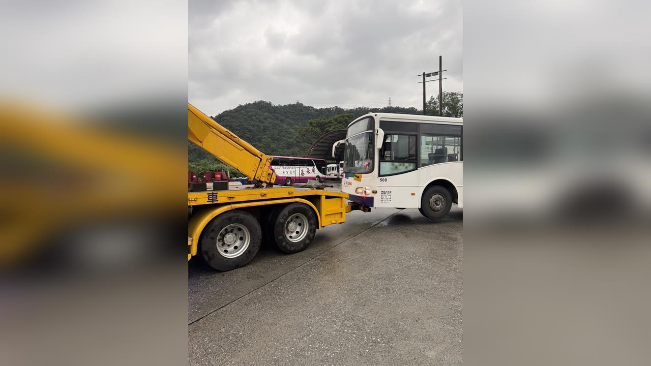 基隆公車突竄黑煙乘客嚇逃 外送員路過協助司機滅火