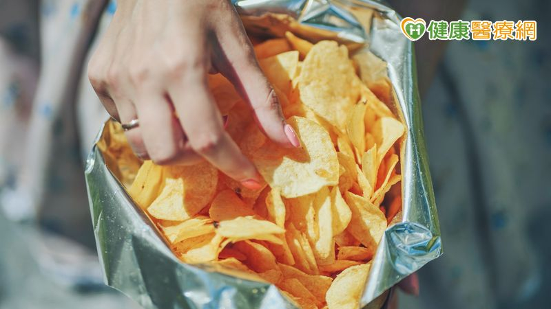 零食一口接一口停不下嘴?專家揭1原因讓大腦誤判熱量攝取 體重也悄悄升
