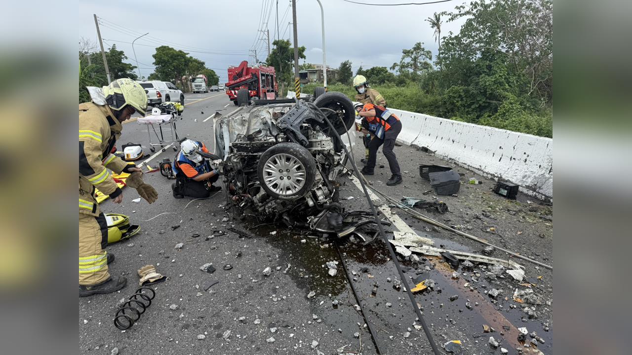 快新聞／台南男駕車自撞電線桿後翻覆　周邊2344戶一度停電
