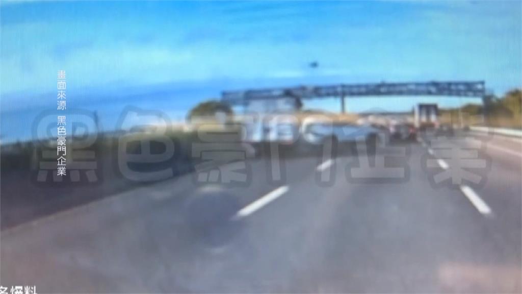 小貨車剎車不及追撞前車　休旅車360度旋轉...零件噴飛釀4傷