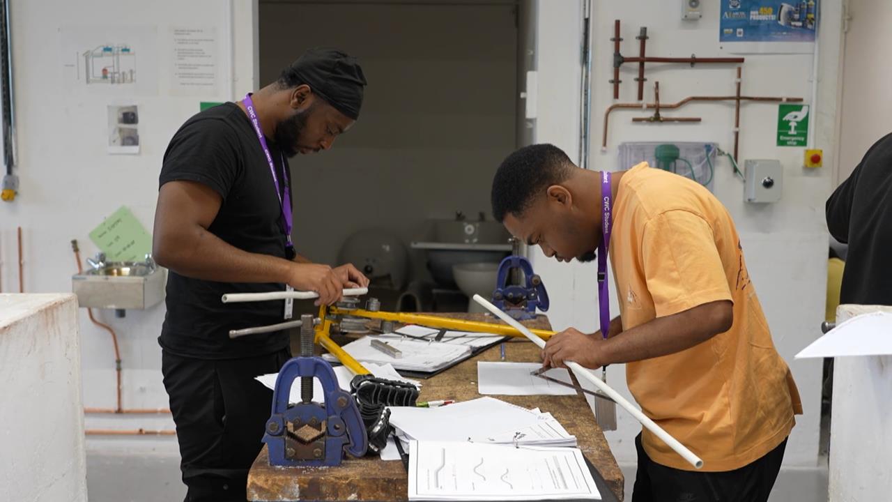 英國"職業學校"報名人數增加 學生:不易被AI取代