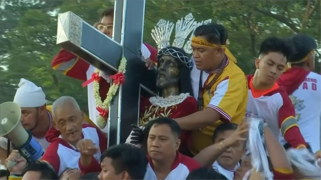 菲國天主教黑耶穌遊行 百萬信徒上街尋求庇佑