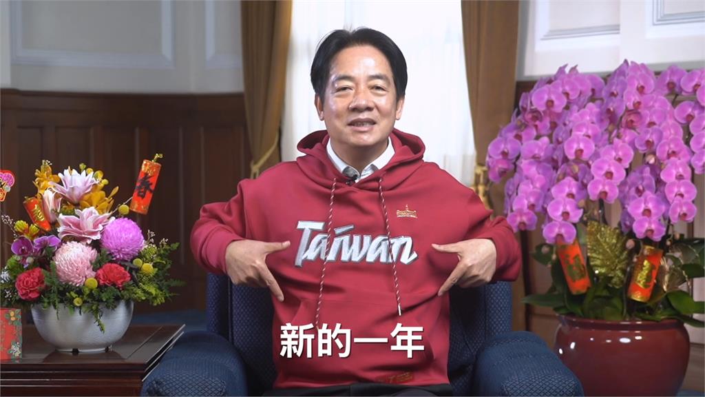 小年夜穿紅色Taiwan帽T拜年　總統喊話：盼朝野和諧