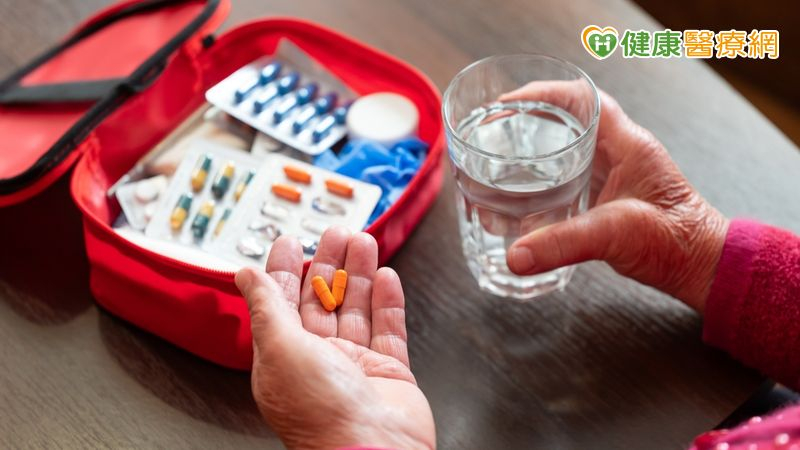 每天吞超過五種藥恐傷肝腎？藥師揭多重用藥危機與安全整合原則