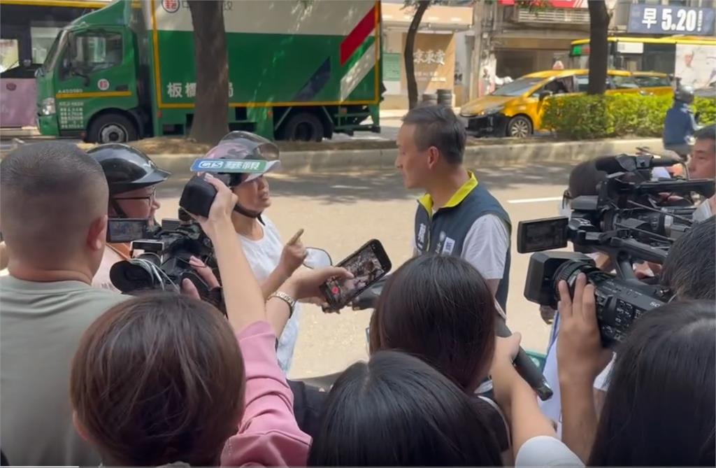 快新聞/葉元之街頭宣講遭民眾吐口水 怒嗆「你沒有照顧國家」