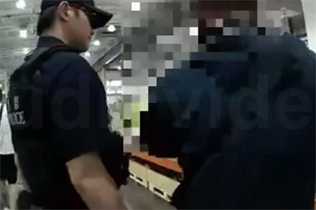 狼少校偷拍裙底！好市多女店員機靈報警　手機驚見多張不雅照