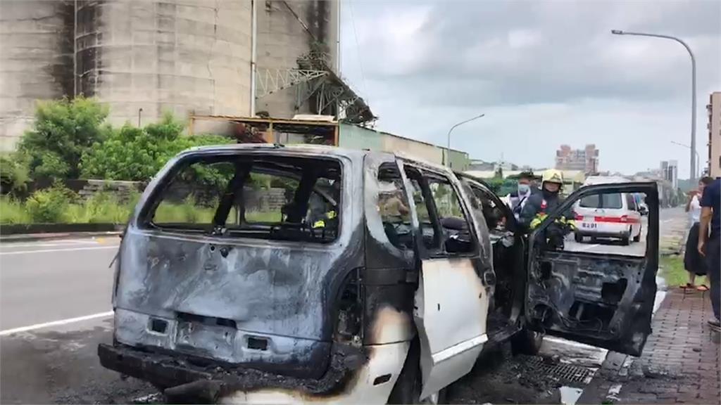 開車聞到汽油味！駕駛下車檢視車尾瞬間起火