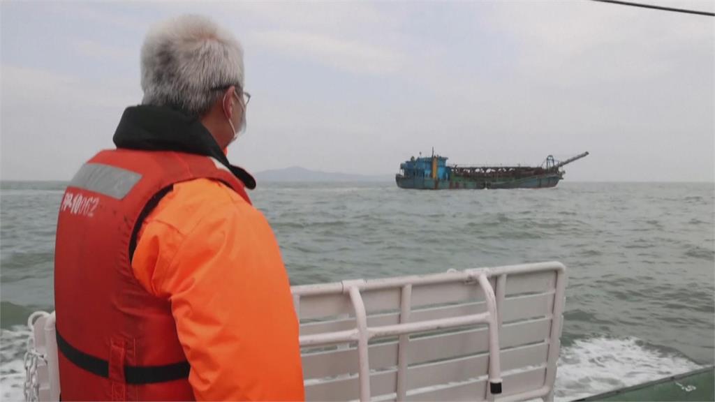中國採砂船大舉越線到馬祖採砂 引外媒關注 路透跟海巡署巡邏報導 