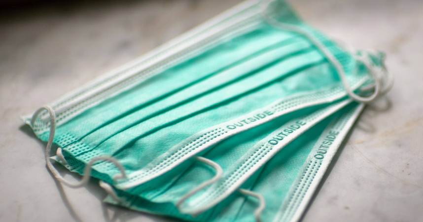 口罩對折塞口袋竟見血！她上廁所被割16公分傷口　網驚：金屬條超銳利