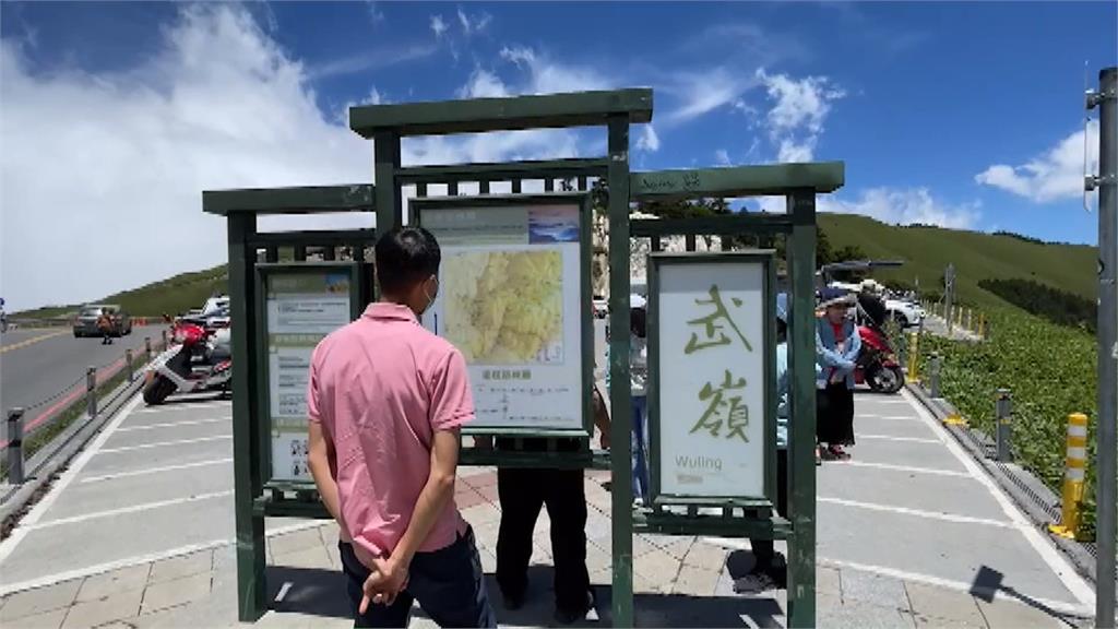 到此一遊? 武陵告示牌遭貼紙攻陷 殘膠滿滿