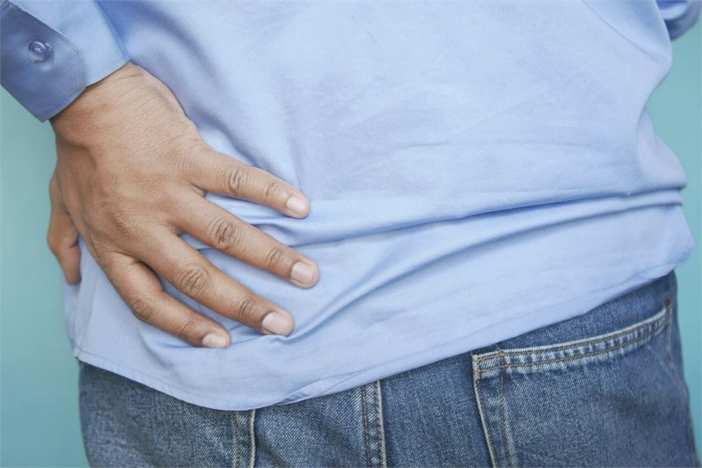 下背痛年輕化！2、30歲暴增   醫曝「一因素」是關鍵