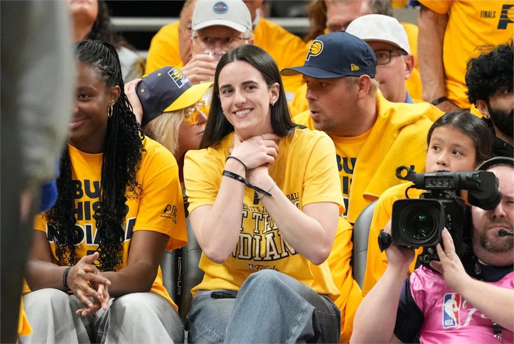 NBA／G3贏球秀經典「窒息」手勢慶祝　幸運女神克拉克到場溜馬還沒輸過
