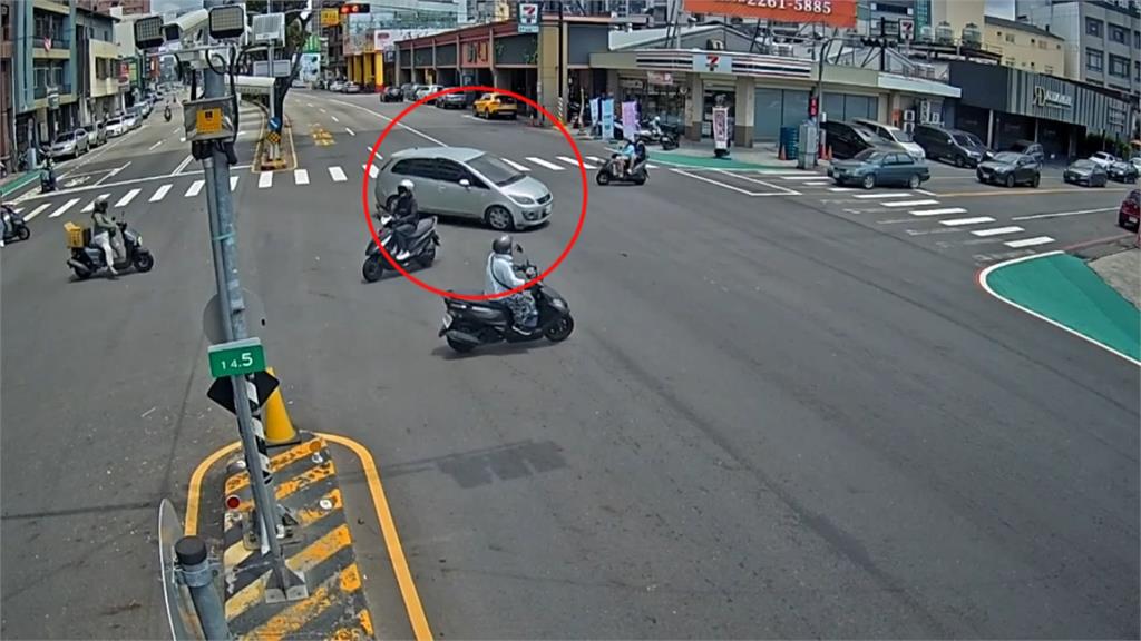 剎車失靈！駕駛憂波及無辜急閃車潮　撞破加油站圍牆