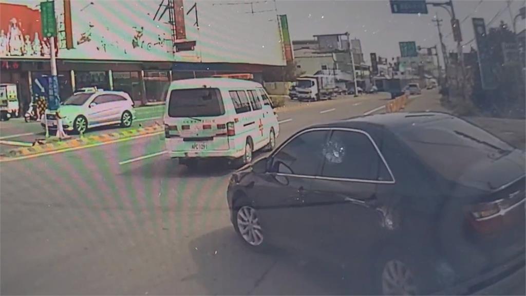 傻眼！救護車鳴笛+按喇叭　下秒竟轉彎去加油