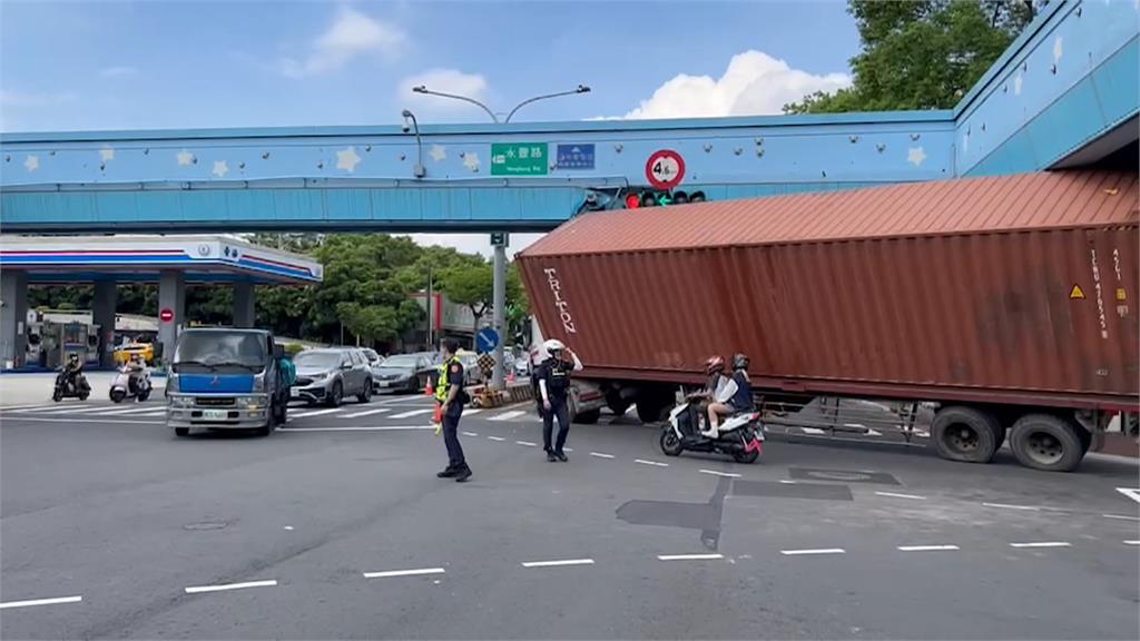 沒注意限高？上班尖峰時刻貨櫃車撞天橋