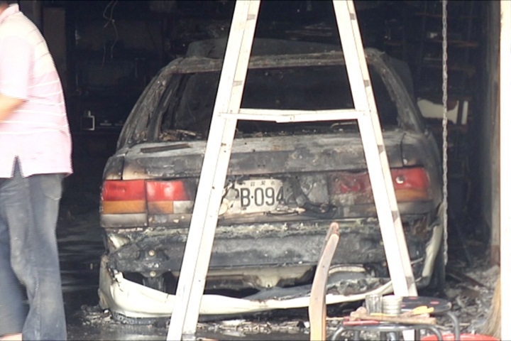 老翁暖車竟變「火燒車」 連房子都燒光
