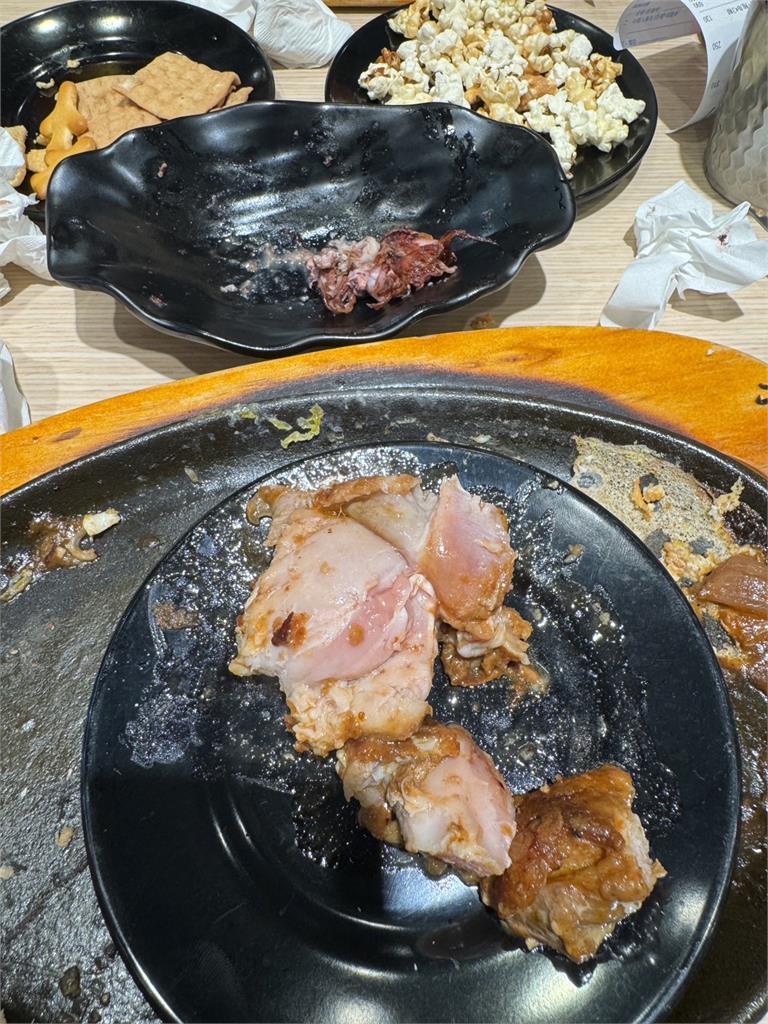 八德牛排館用餐等半小時　雞肉上桌「沒熟」消費者怒客訴