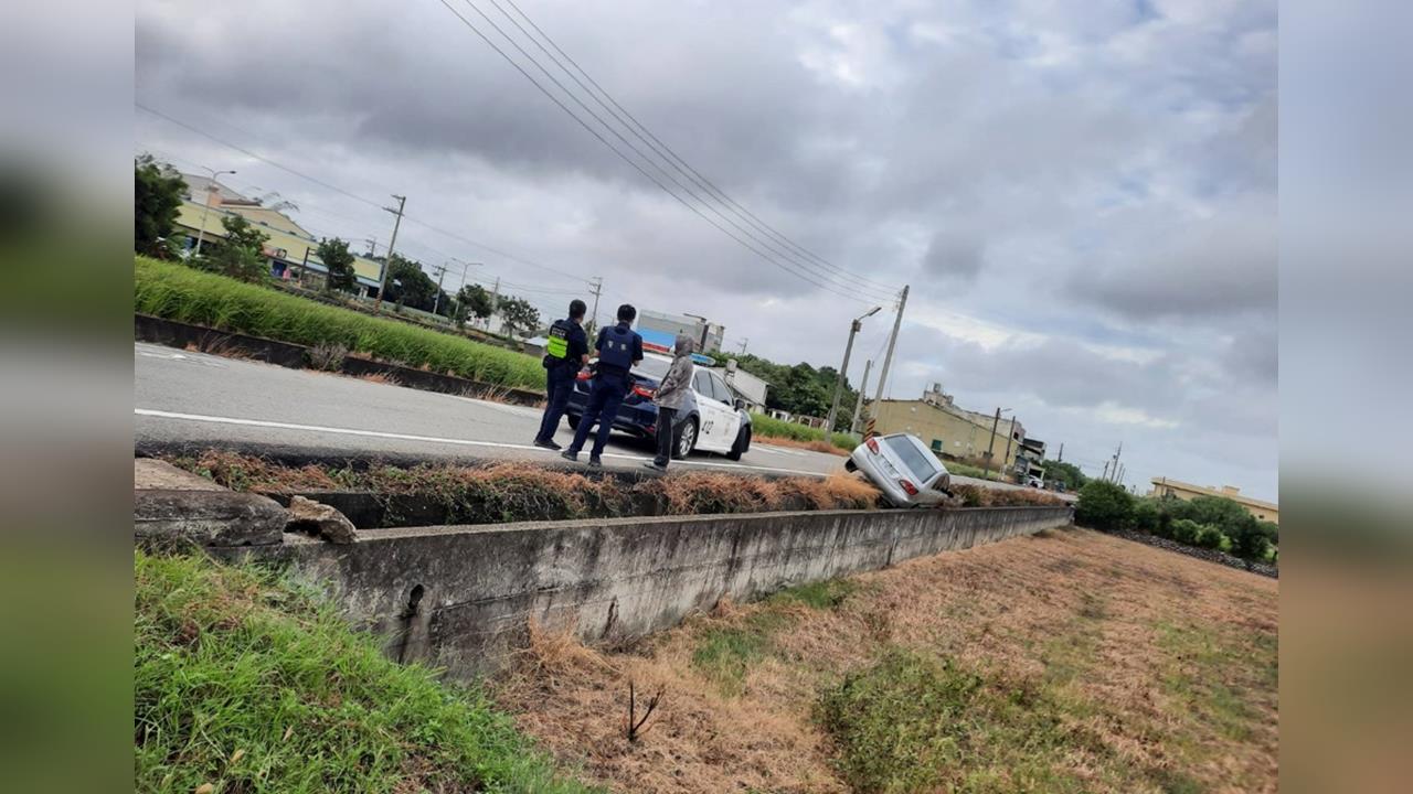 苗栗強風釀禍！？　 自小客車疑不敵風勢＂失控墜水溝＂
