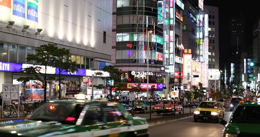 日本不只「撞人族」？作家目擊「踢箱族」：部分日本人對外國遊客充滿惡意
