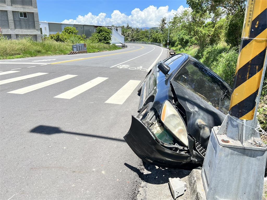 快新聞／台東轎車不明原因暴衝　慘卡對向水溝、撞燈桿「車頭全毀」