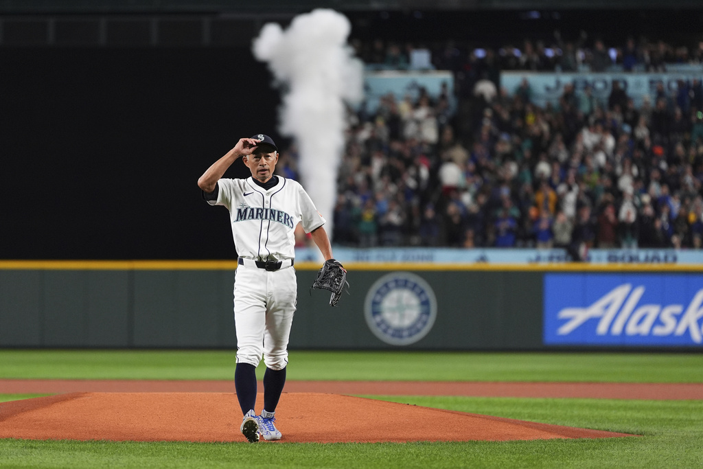 MLB(影)／51歲鈴木一朗仍是一尾活龍!　擔任水手開幕戰貴賓開球猛飆球速