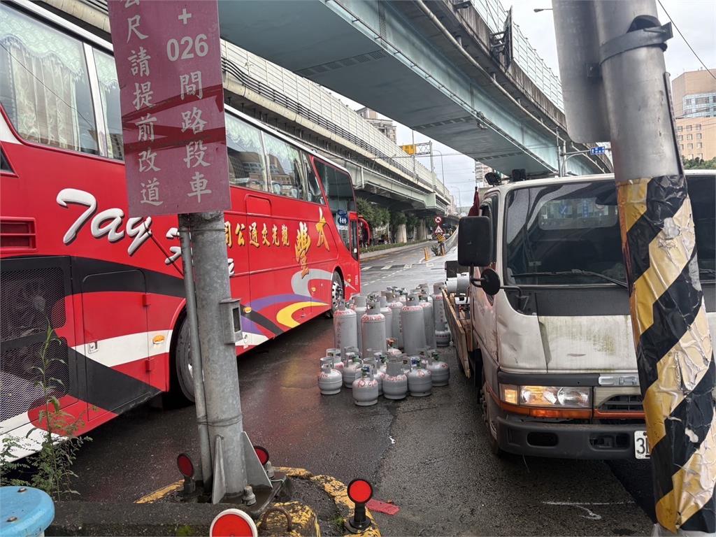 快新聞／傻眼！瓦斯桶疑沒綁牢　貨車過彎「加離心力」甩到路上畫面曝光