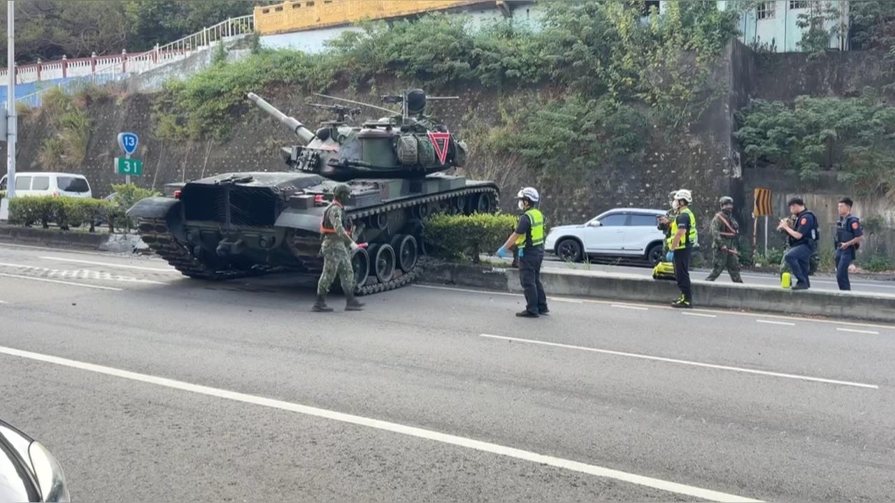 苗栗國軍坦克車衝上分隔島　慘卡路中動彈不得