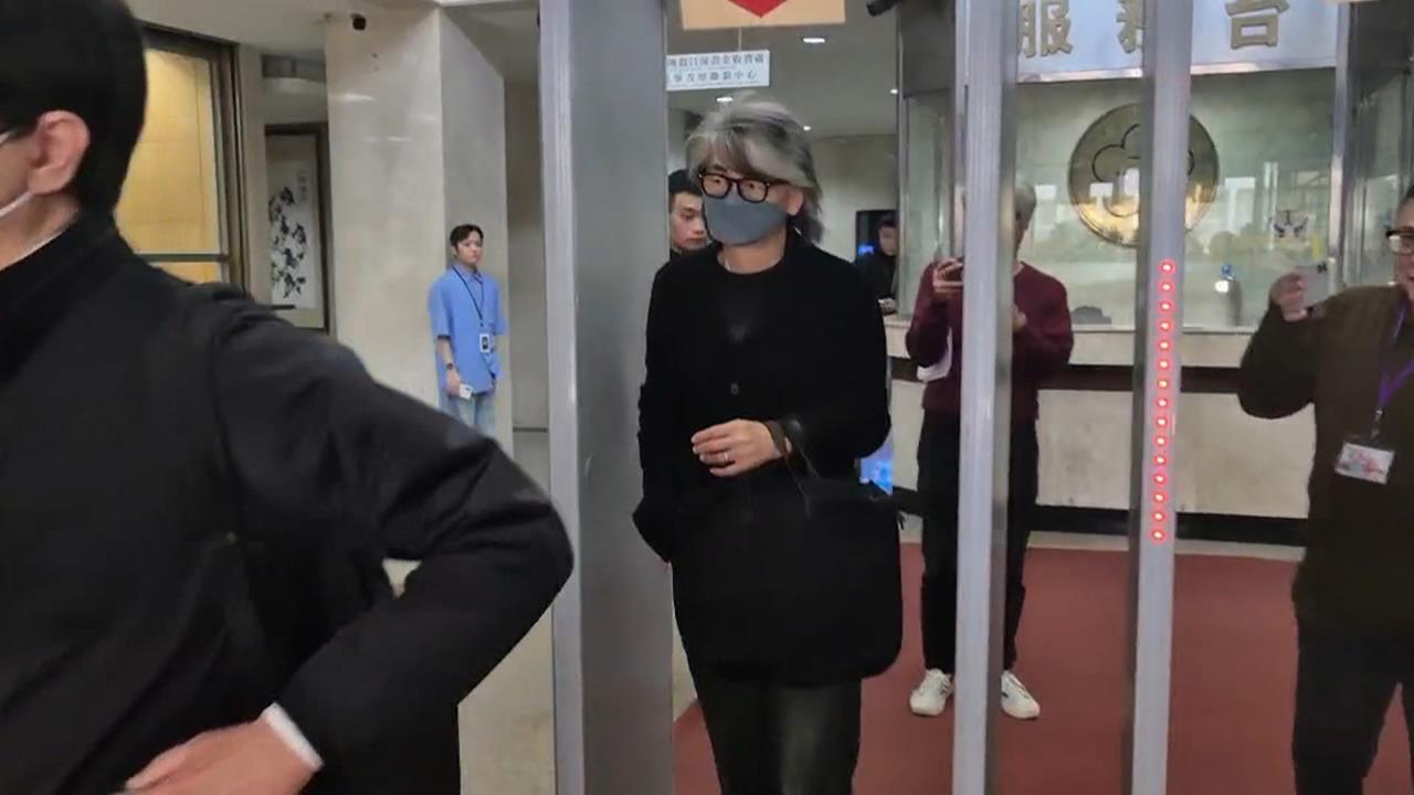 抄襲風波延燒！　MC　HotDog跟朱德庸低調現身北檢