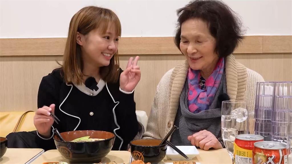 76歲人生初體驗！日本阿嬤嚐台灣牛肉麵停不下來　嗨喊：要再來吃一次