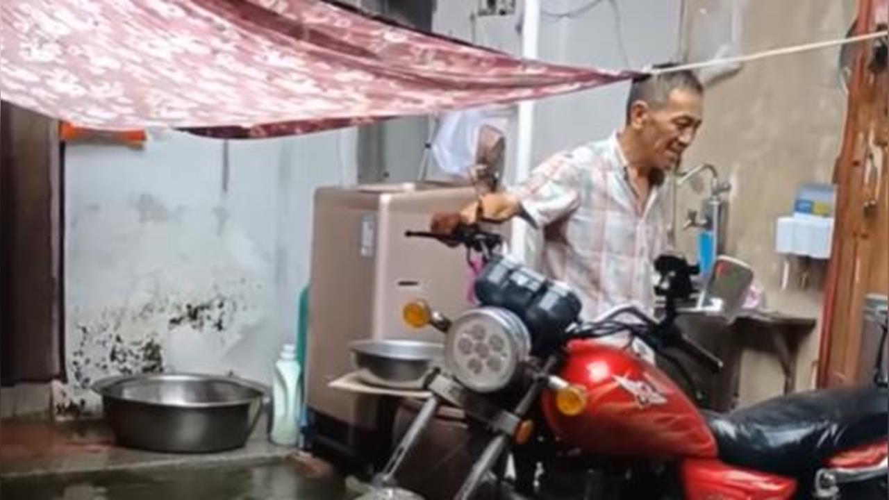 風災家中大淹水！淡定阿北「用機車排水」從容影片曝光網讚：真男人