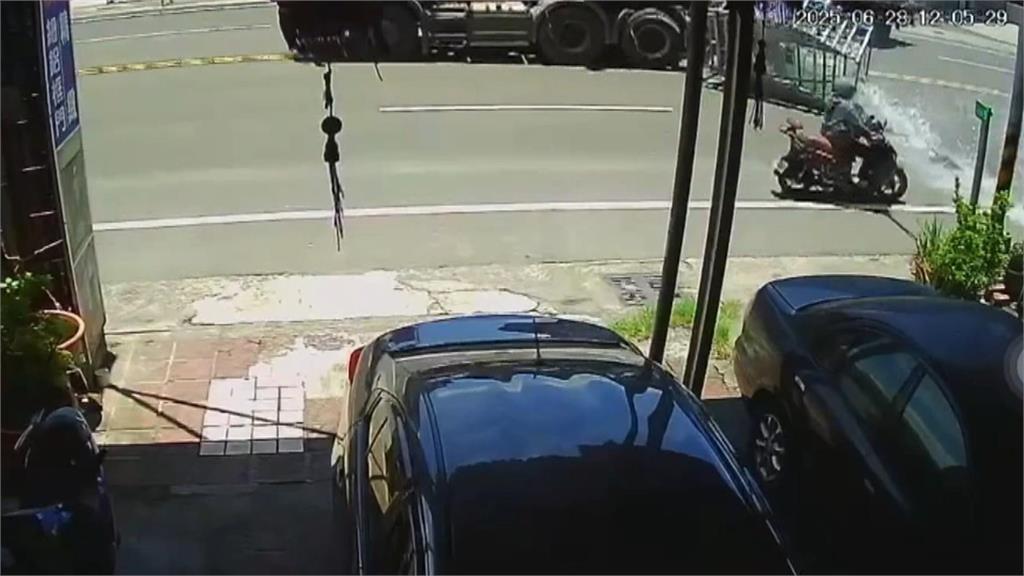 聯結車載化學儲存桶轉彎掉落　女騎士遭強酸噴濺送醫