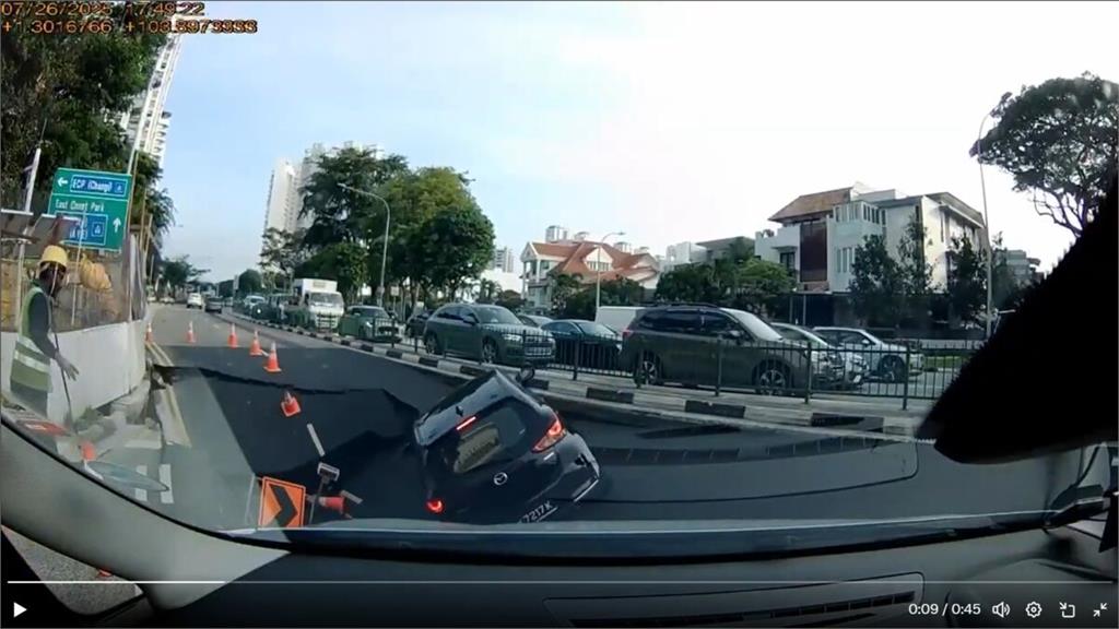 駕駛秒沉「天坑」畫面曝！路面突崩塌　5秒內人車齊墜地底