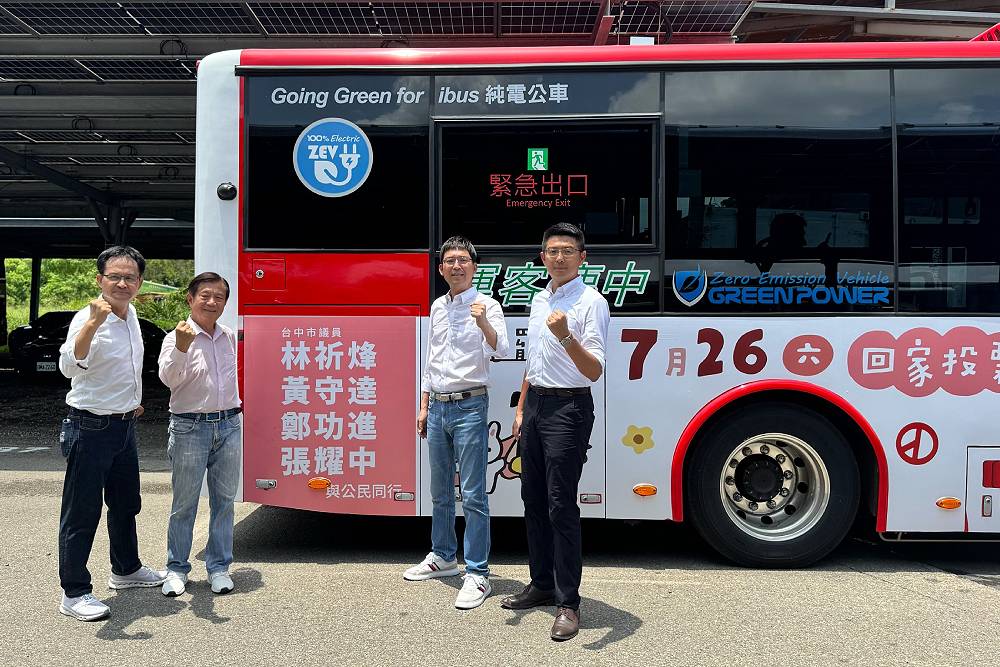 22輛台派寶寶公車廣告上路 台中議員號召公民投罷免