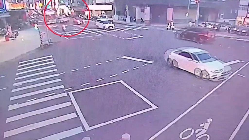 台中太平轎車逆向撞公車　車道限縮再釀擦撞事故