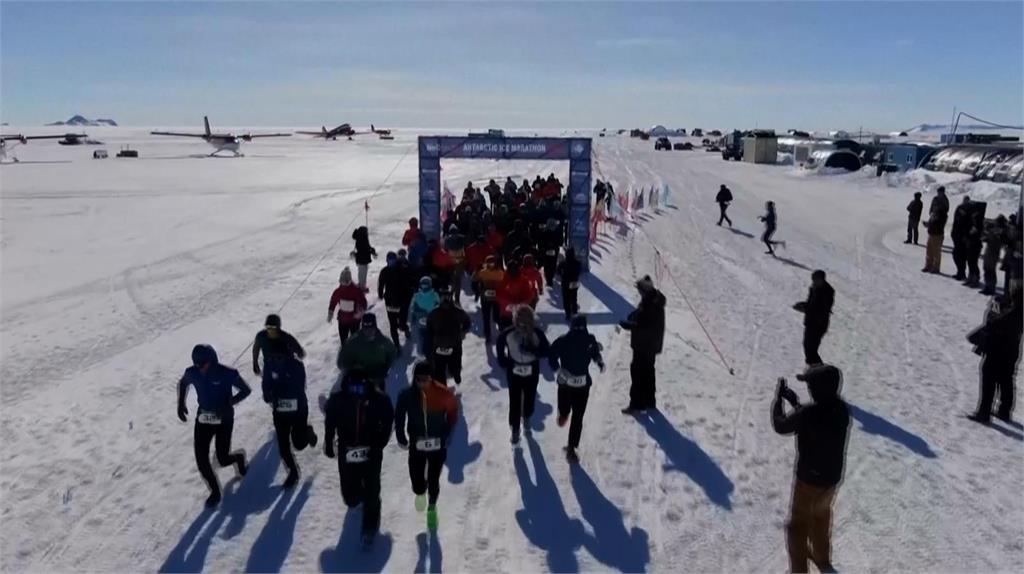 南極冰上馬拉松賽挑戰極限　來自美國的選手包辦男女組冠軍