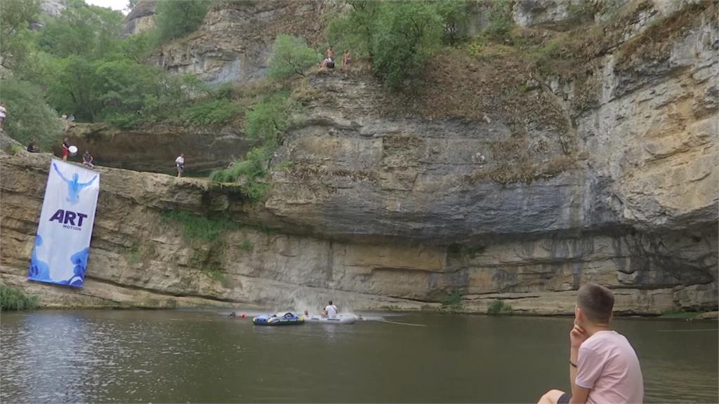 科索沃天然瀑布辦跳水比賽 17公尺高岩壁當跳台