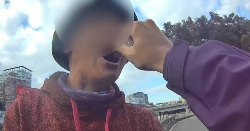 清潔工違規闖自行車道 文山警一查竟是「無照+藏毒」