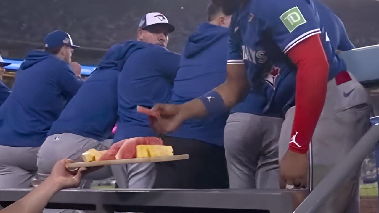 MLB／延長18局球員快沒力被拍到吃水果！藍鳥教頭笑喊：營養師點的外送
