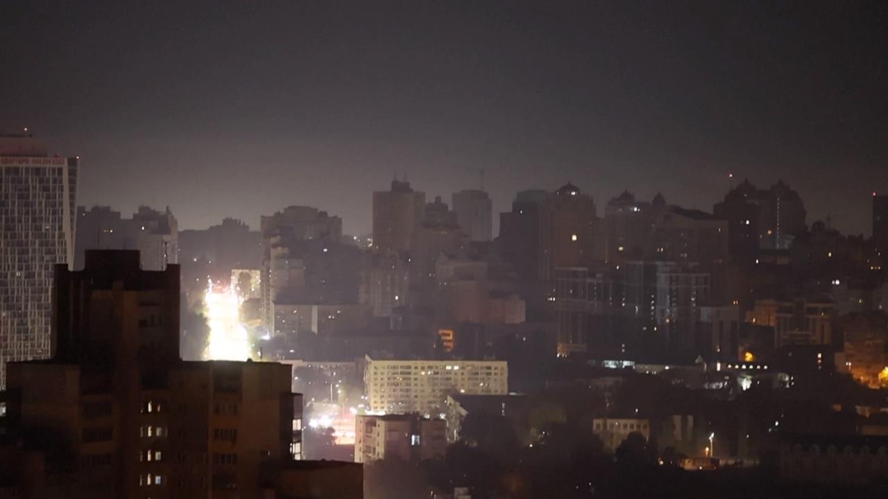 俄大規模襲烏逾10人死傷　摧毀多棟建築物、破壞能源設施