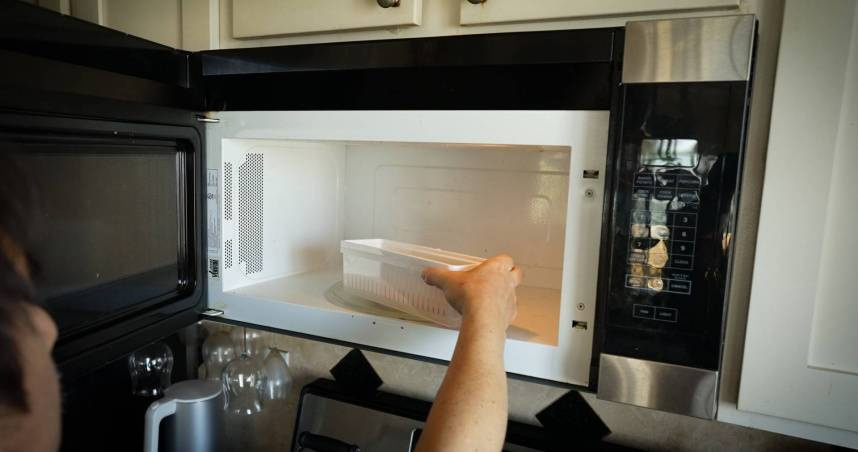 微波食品是否致癌？營養師解析容器挑選關鍵