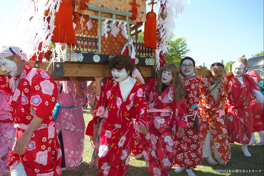 日本奇特祭典！　百名扛轎壯丁「扮女裝」祈求風調雨順