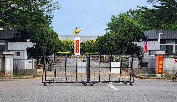 海陸士兵不服管理怒推排長 勒頸嗆「不要出大門、我要弄死你」